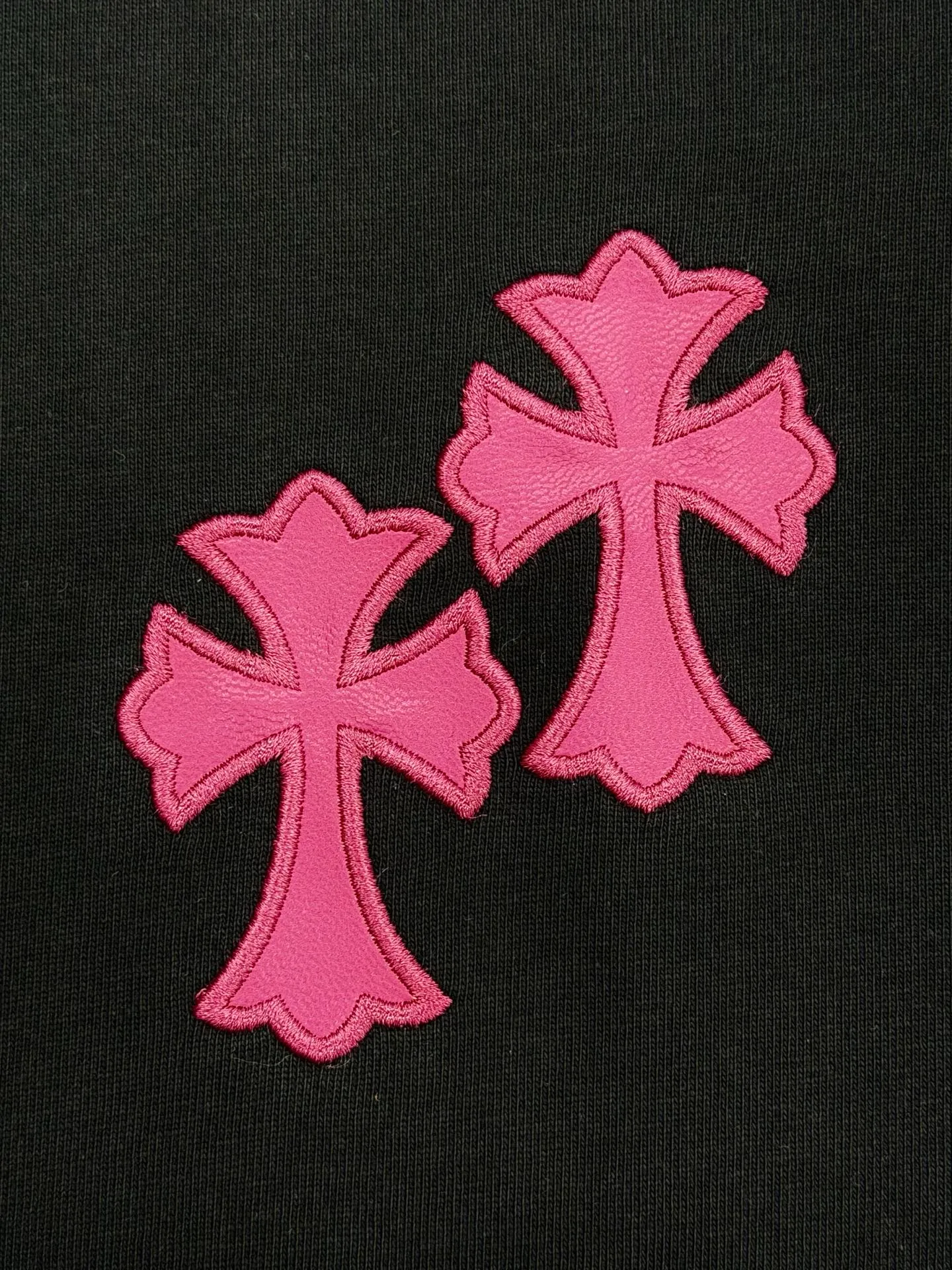 P170 [High Quality] Chrome hearts T-shirt short sleeve. The new model is embroidered with leather horseshoe logo on the front and back, and the back panel is designed with leather ten-rivet embroidery. High-end custom-made 32-count 285-gram fabric. Soft to the touch. Comfortable to wear. Exquisite stitching. Fine workmanship. The upper body effect is incomparably handsome! Same style for men and women Color: Black White Size: S to xL Size chart S: Shoulder width 51 - Bust 55 - Clothing length 70 M: Shoulder width 53 - Bust 57 - Clothing length 72 L: Shoulder width 55 - Bust 59 - Clothing length 74 XL: Shoulder width 57 - Bust 61 - Clothing length 76